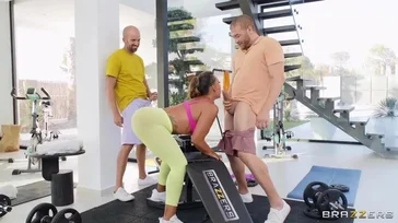 Millonaria, MILF y muy puta, ¡esta mujer lo tiene todo!