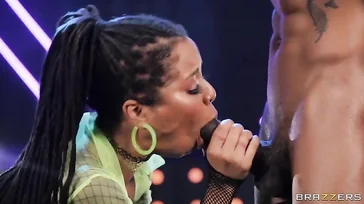 Kira Noir hat selbst vor den größten Schwänzen keine Angst