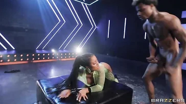 Kira Noir hat selbst vor den größten Schwänzen keine Angst