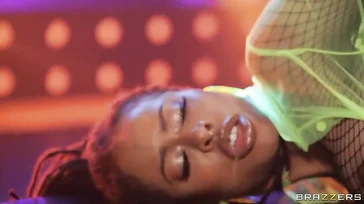 Kira Noir hat selbst vor den größten Schwänzen keine Angst