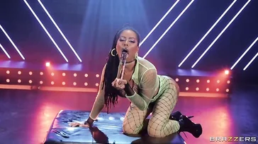 Kira Noir hat selbst vor den größten Schwänzen keine Angst