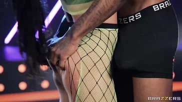 Kira Noir hat selbst vor den größten Schwänzen keine Angst
