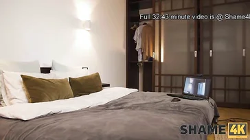 Esta madre zorrea con veinteañeros por webcam