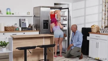 Er geht zum Kühlschrank, um Gurke für die Gazpacho zu holen und findet sie hinter