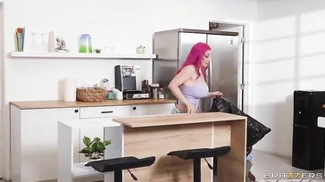 Er geht zum Kühlschrank, um Gurke für die Gazpacho zu holen und findet sie hinter