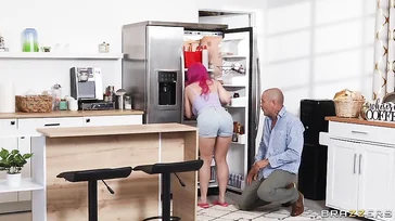 Er geht zum Kühlschrank, um Gurke für die Gazpacho zu holen und findet sie hinter