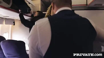 Verheiratete Frau geht auf Geschäftsreise und landet eingebettet