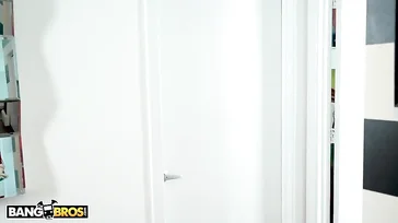 Das Hausmädchen halluziniert, sie sieht ihren Chef unter der Dusche