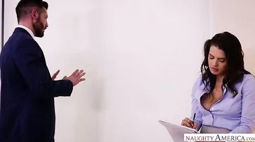 Ma secrétaire est un amour, elle ne se rase pas la chatte et elle me la montre