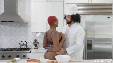 El chef no sabe cómo montar nata, pero su pinche le enseña cómo
