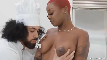 El chef no sabe cómo montar nata, pero su pinche le enseña cómo