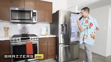 Ela é uma porca, ela dá uma boa olhada no namorado e fode o amante