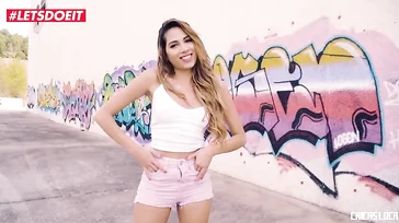 Si no tienes problema te follo aquí en la pared de los grafitis