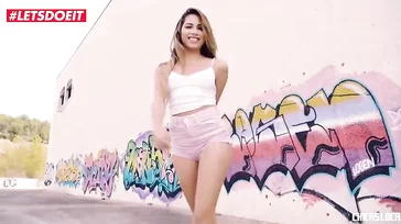 Si no tienes problema te follo aquí en la pared de los grafitis