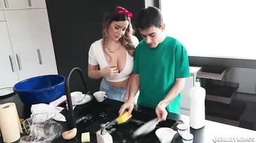 Mi hermanastra me ayuda con la limpieza de la fiesta y le pago así