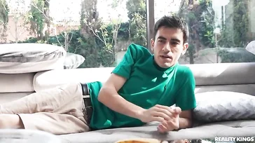 Mi hermanastra me ayuda con la limpieza de la fiesta y le pago así