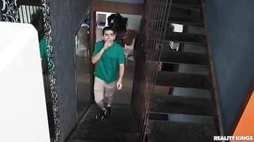 Mi hermanastra me ayuda con la limpieza de la fiesta y le pago así