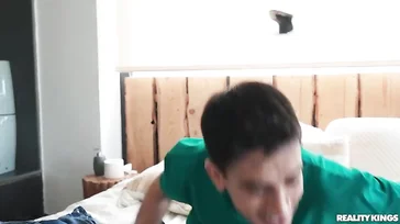 Mi hermanastra me ayuda con la limpieza de la fiesta y le pago así