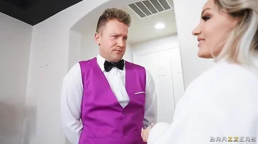 Trata de arreglar su matrimonio, pero acaba follada por el camarero