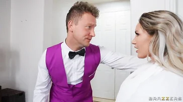 Trata de arreglar su matrimonio, pero acaba follada por el camarero