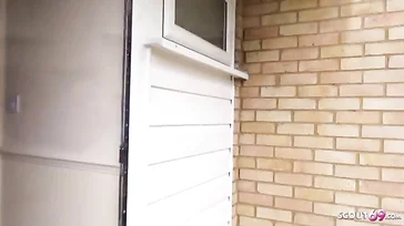 Eine professionelle Höschen-Teaserin greift ihre Cousine hart an