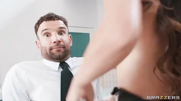 Der Nachbar glaubt es nicht, die reife Frau bittet ihn offen um Sex