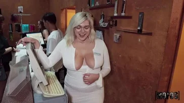 La dueña del salón de belleza es una gorda folladora y facilona