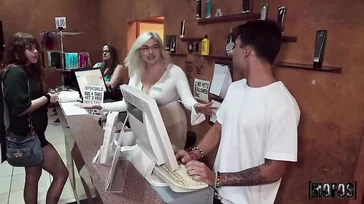 La dueña del salón de belleza es una gorda folladora y facilona