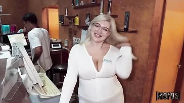 La dueña del salón de belleza es una gorda folladora y facilona