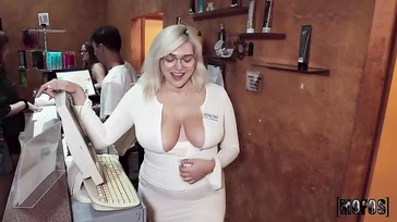 La dueña del salón de belleza es una gorda folladora y facilona