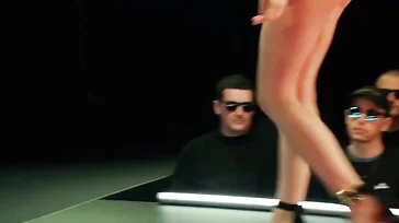 Er geht etwas trinken und fickt den Typen an der Bar und die Frau