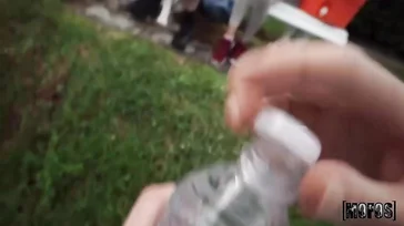 Esta madura va a catar polla nueva en la fiesta de su hija