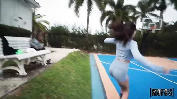 Esta madura va a catar polla nueva en la fiesta de su hija