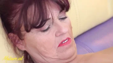 Depuis qu'elle a Tinder cette grand-mère baise quand elle veut
