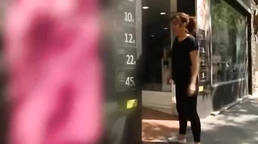 Fetisch-Friseurin gibt nach der Arbeit in ihrem Salon alles