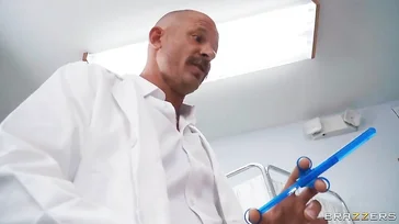 El dentista prueba conmigo un nuevo método de anestesia