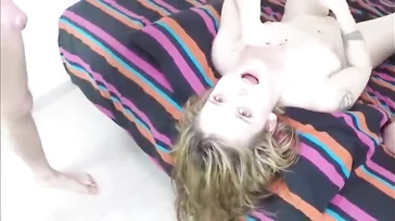 Deux jeunes hommes qui ont accepté cela flirtent avec une femme