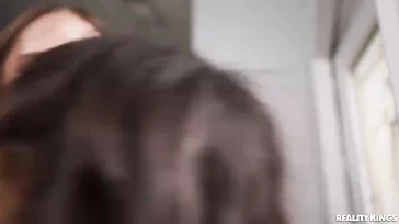 Le mando fotos provocativas a una amiga y viene rápida a follar