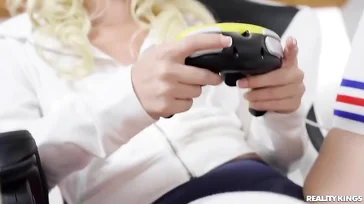 Lei è dipendente dal joystick, ma anche da quello del suo ragazzo