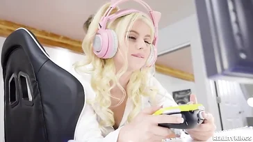 Lei è dipendente dal joystick, ma anche da quello del suo ragazzo