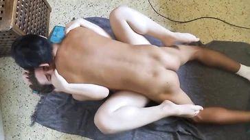 Ela fode o pequeno Panchito que traz seus pedidos para sua casa