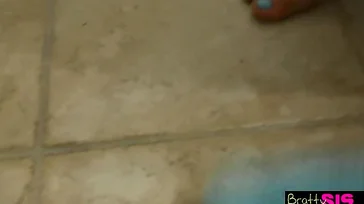 Ich teile eine Wohnung mit ihr und sie verliert nie ihre Lust zu ficken