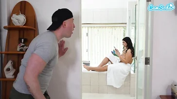 Sie ist so heiß, dass sie ihre Lust zu ficken nicht verbergen kann