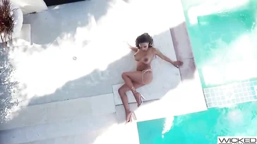 Das Luxusresort macht sie an und sie beginnt zu ficken