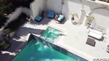 Das Luxusresort macht sie an und sie beginnt zu ficken