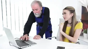 El técnico del WiFi le pone la antena bien direccionada