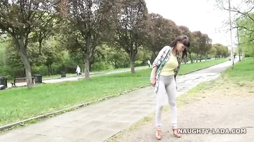 No para de provocar y se pone a marcar coño en plan cameltoe