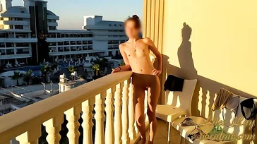 Va llamando la la atención cuando sale desnuda al balcón