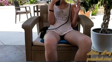 Que porca, ela começa a mostrar a buceta no bar do resort