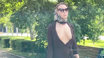 Non ha scrupoli a mostrare le tette al parco